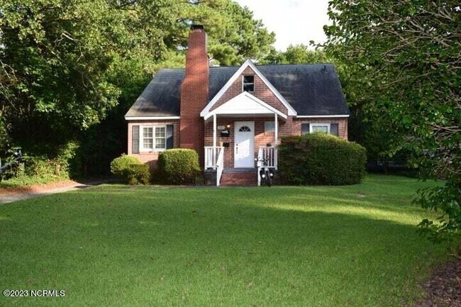 Primary Photo - 565 N May St