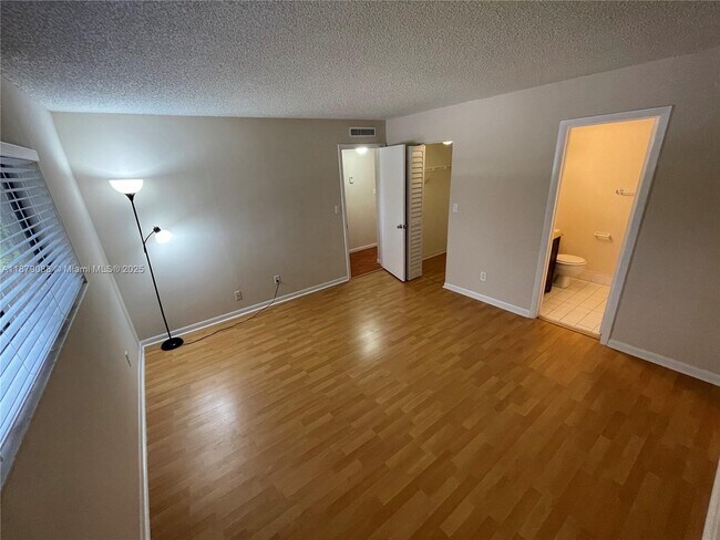 Building Photo - 6900 SW 39th St