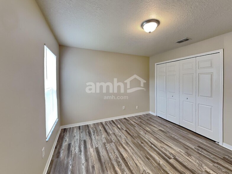 Building Photo - 10222 Summer Elm Ave