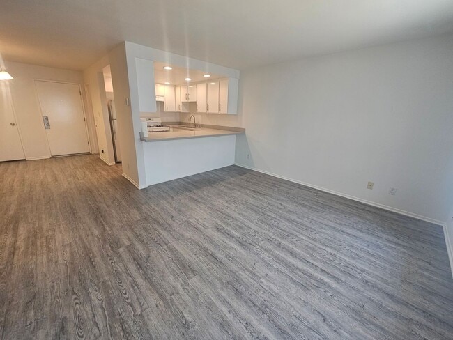 Building Photo - 2 bed 1.5 bath for rent just minutes away from the beach