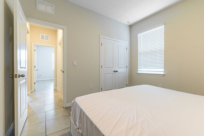 Building Photo - Pet Friendly, Spacious, modern 4 bed home ...