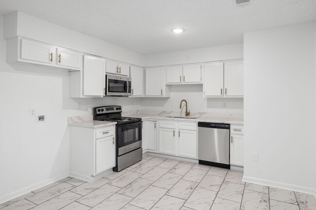 Building Photo - 3 bedroom, 2 bath recently updated in Horn...