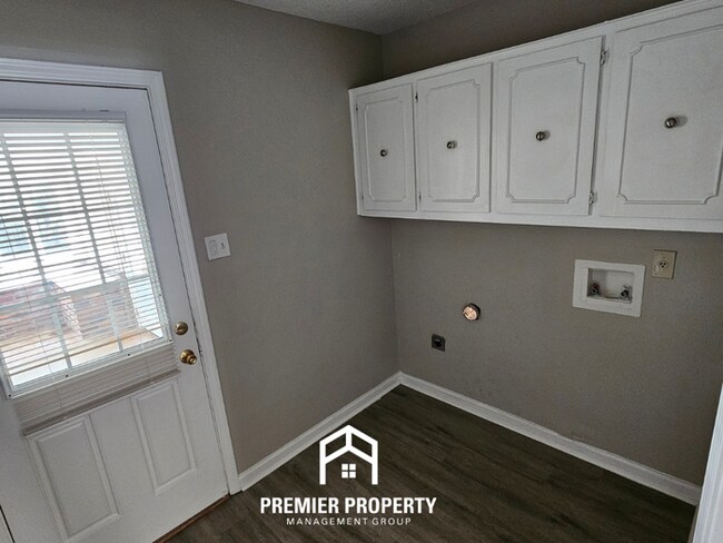 Building Photo - Massive 5BR/3BA Executive Home in East Memphis | Screened Porch & 2,200+ Sq Ft