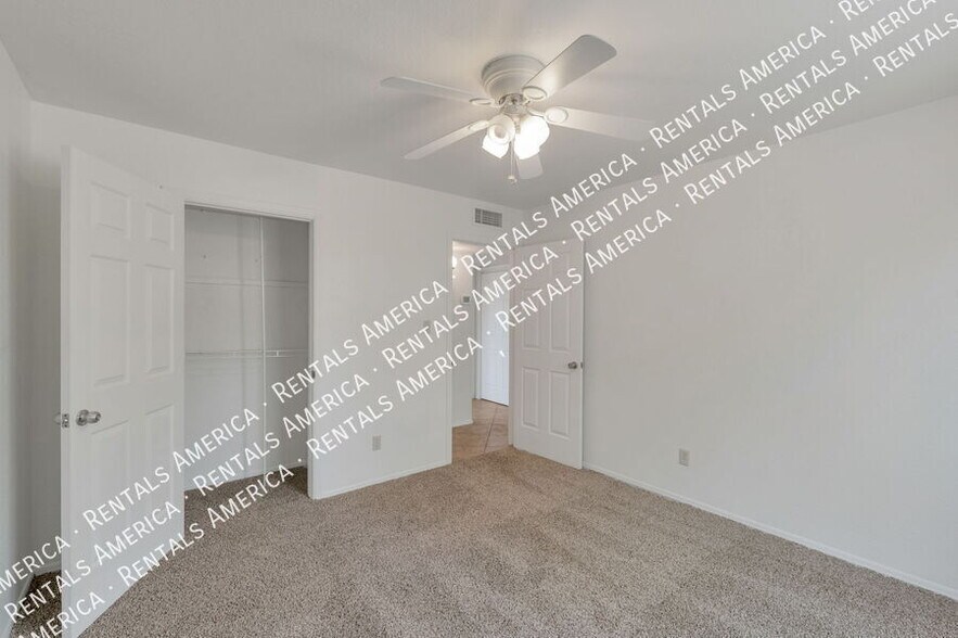 Building Photo - 13831 N Kendall Dr