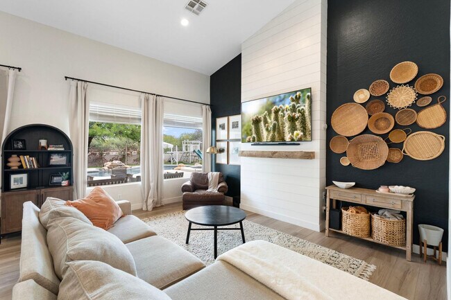 Building Photo - 5404 E Lonesome Trail