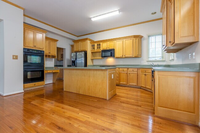 Building Photo - Spacious, Light-Filled Home in the Desirable Broadlands
