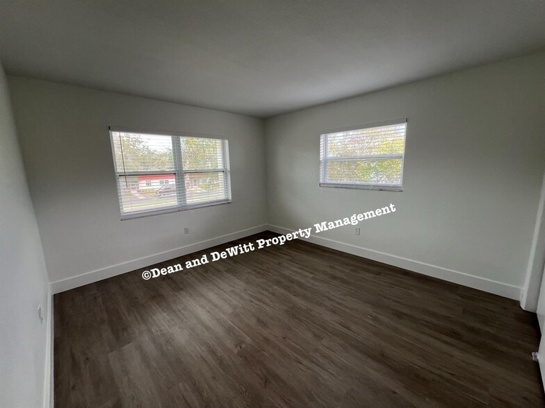Building Photo - 2 Bed/1 Bath - Unit 6