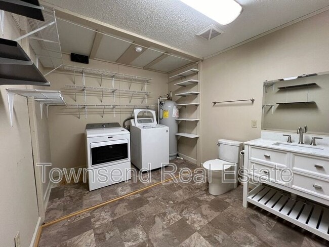 Building Photo - 211 Ellington St