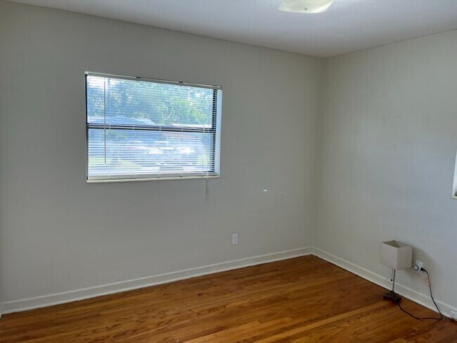 Building Photo - 1348 Lamanto Ave E
