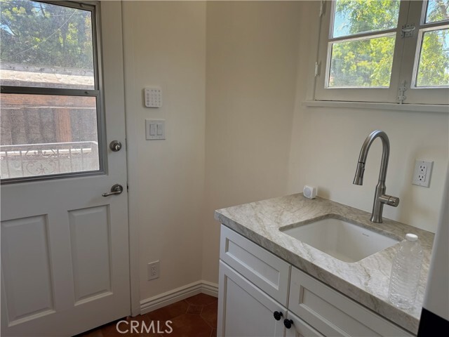 Building Photo - 144 S La Peer Dr