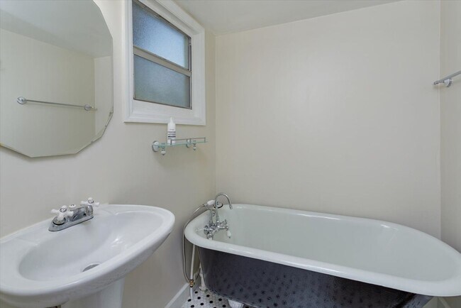 Building Photo - Mid term historic furnished rental