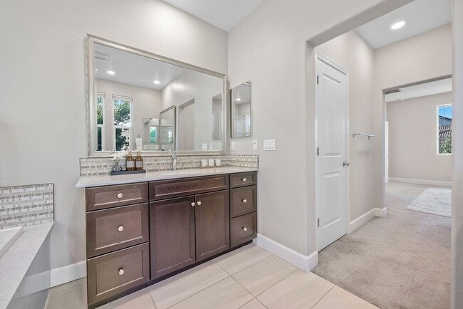 Building Photo - 5Bed/3Ba Home in Quiet Hayward Community w...