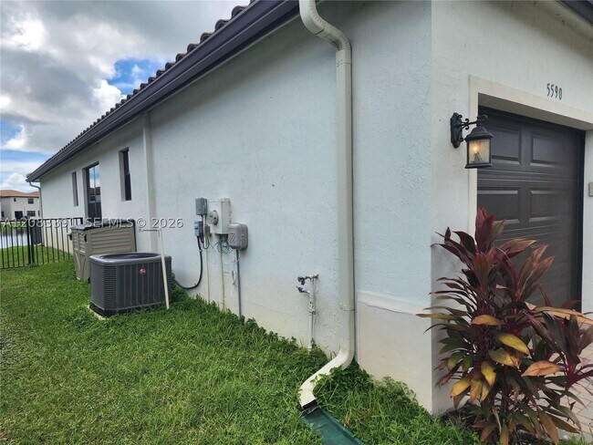 Building Photo - 5590 Carrera 5590