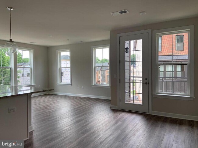 Building Photo - 3925 Fair Ridge Dr