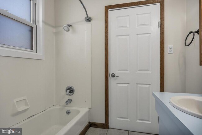 Building Photo - 306 Lincoln Ave