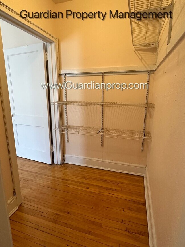 Building Photo - Top Floor Studio Lakes Uptown Apartment, Blocks from Both Lakes, Hardwood Floors, One Month Free