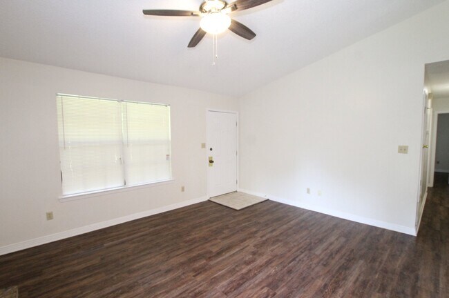 Building Photo - Spacious 2BR Apartment Near UWF! Water, Se...