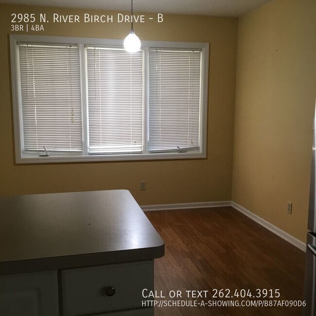 Building Photo - Huge condo with 2 car garage!