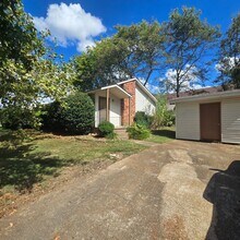 Building Photo - 2/1 Partial Utilities included Close to th...