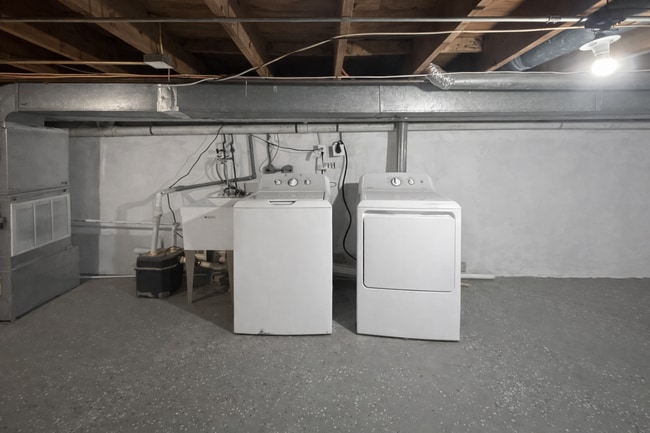 Building Photo - Renovated 3BR Rowhome with Central AC & Fenced Yard