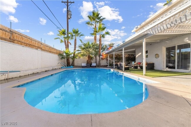 Building Photo - 2419 E Vegas Valley Dr