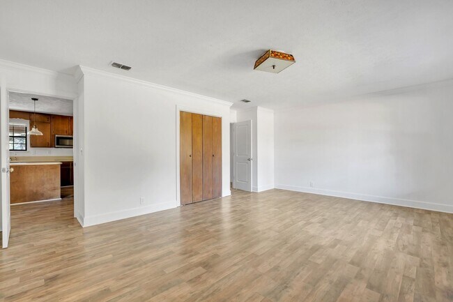 Building Photo - 5 bed 2.5 bath home with acreage