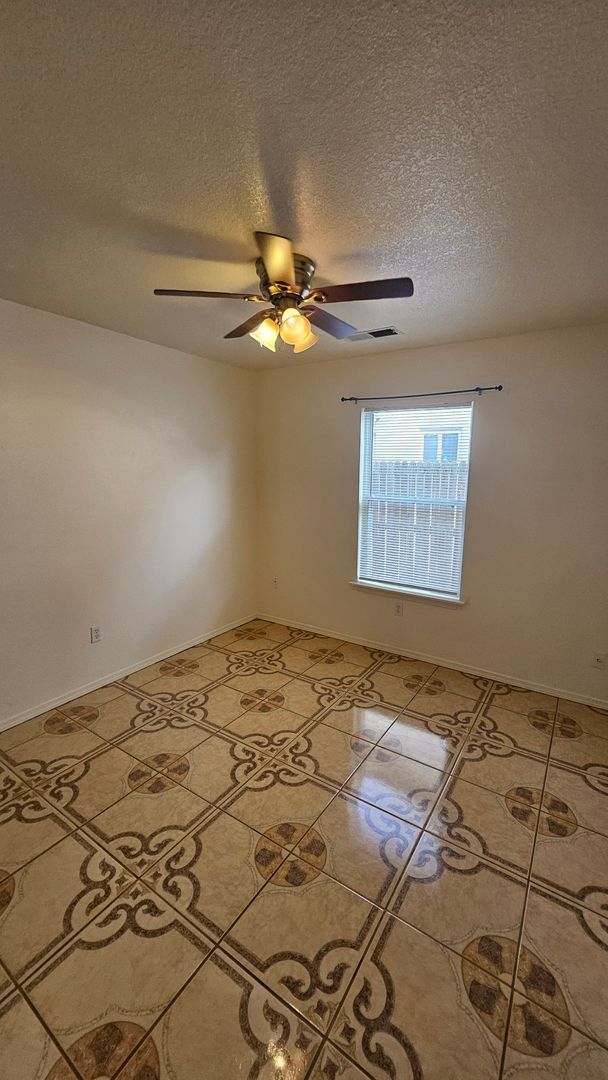 Building Photo - 3 bed 2 bath
