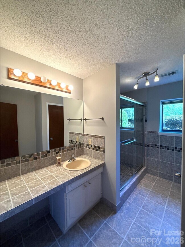 Building Photo - 13930 Idlewild Rd