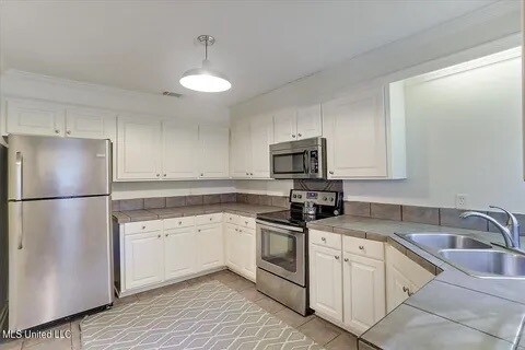 Building Photo - 631 Live Oak Dr