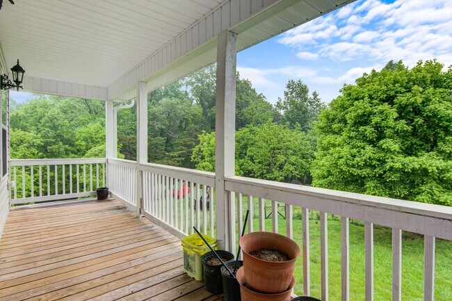 Building Photo - Charming 4 Bed, 3.5 Bath Modern Farmhouse on Expansive Land – Prime Location!