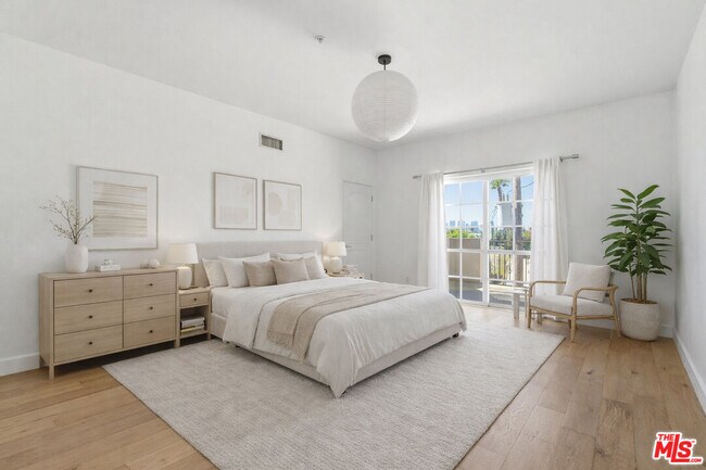 Building Photo - 851 N San Vicente Blvd