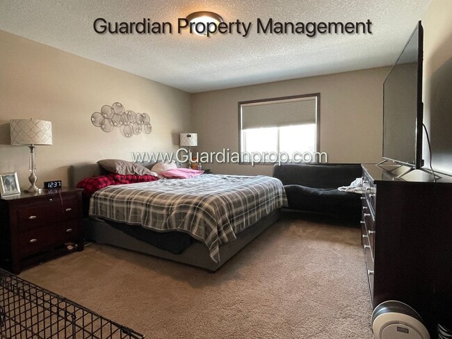 Building Photo - Lakeville 2 Bedroom Town Home, 2 Car Garage, 2.5 Baths, Washer/Dryer, Available April