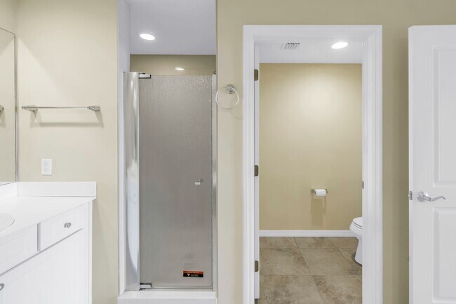 Building Photo - WATER VIEW CONDO 2/2 #714