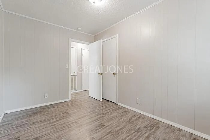 Building Photo - 700 Kester St