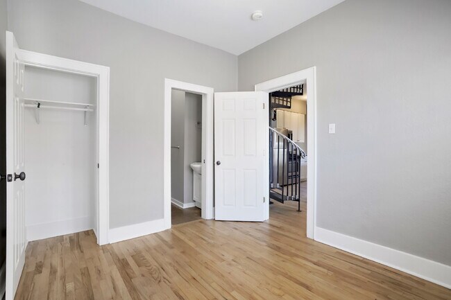 Building Photo - Two-Story Apartment with Parking in Uptown