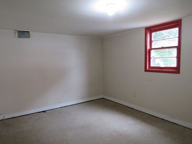 Building Photo - 3 Bedroom / 1.5 Bathroom Home in Convenient Location