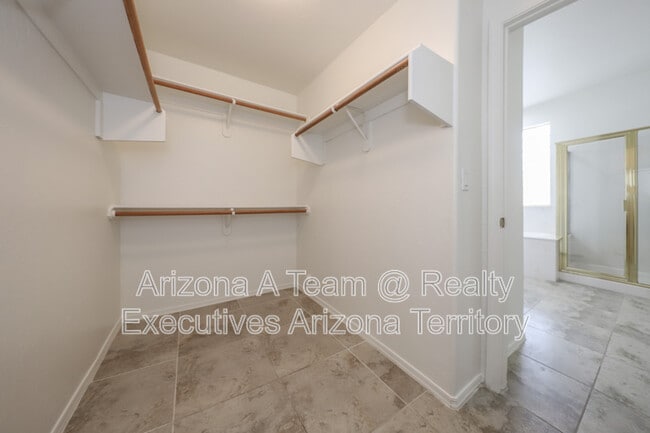 Building Photo - 352 S Vía De Los Rosales