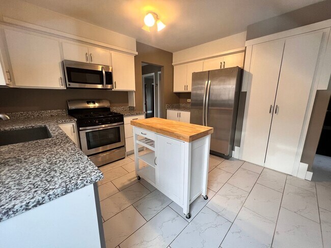 Building Photo - 16W671 56th St