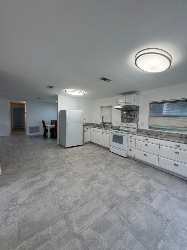 Building Photo - 333 NE 131st Ln