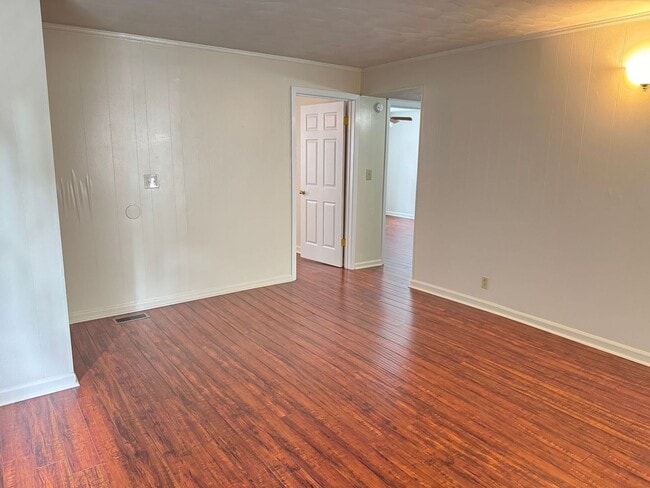Building Photo - Lovely 3 Bdr/1 Ba Home, tucked away yet ST...