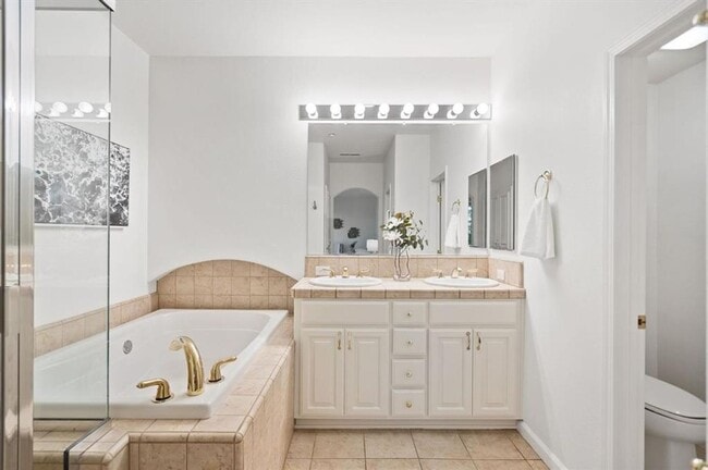 Building Photo - Gorgeous 2 Bed 2 Bath Dublin Townhome with Amenities! Centrally Located!