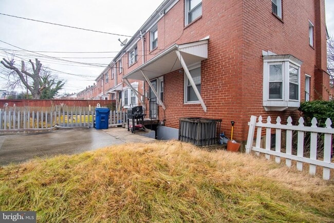 Building Photo - 2039 Hillenwood Rd