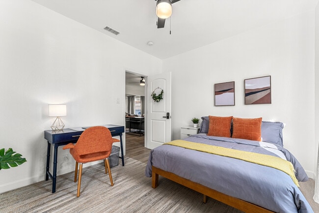 Building Photo - 623 W 42nd St