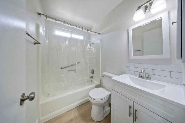 Building Photo - Charming 55+ Fully Remodeled 2 Br. 1 Ba. Duplex - Sunny Hills