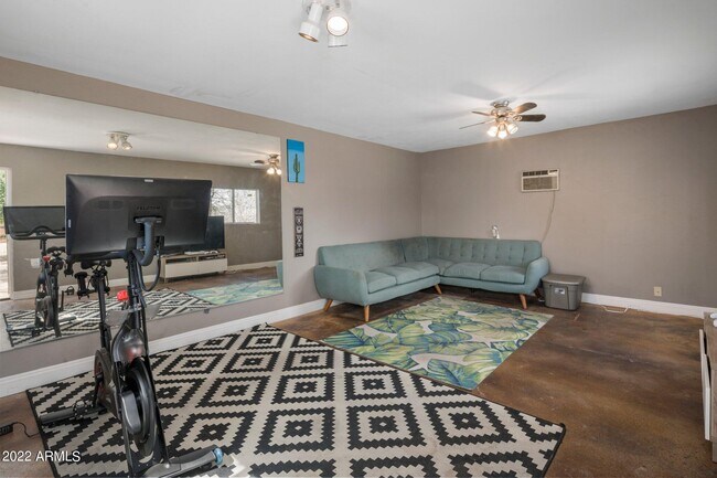 Building Photo - 4302 E Wilshire Dr