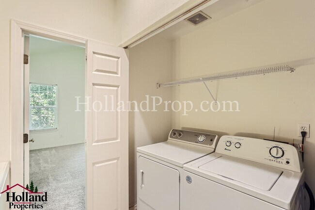 Building Photo - Charming and Comfortable Townhouse in Bethany Area!