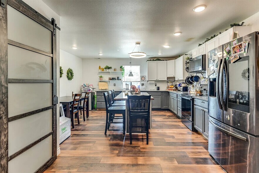 OVERSIZED pantry - 2691 Blue Mound Rd W