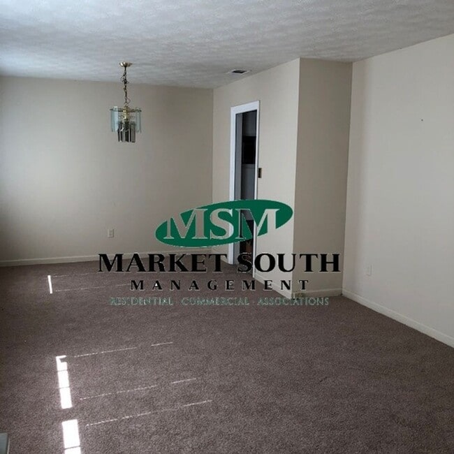 Building Photo - ~~Convenient location on Savannah's Souths...