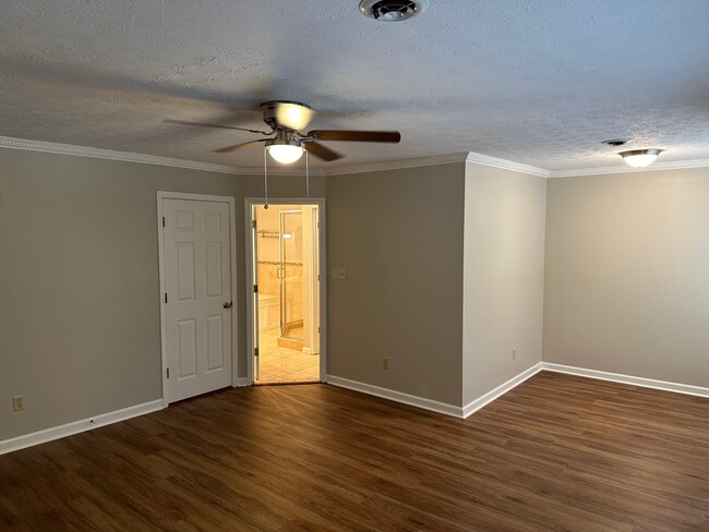 Building Photo - 3505 Lakeside Ct