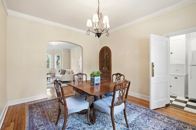 Building Photo - 3319 Pine St